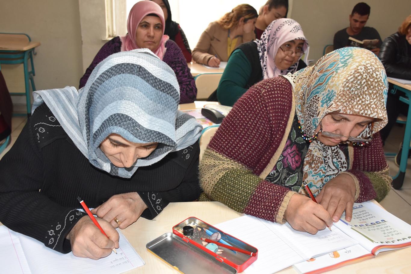 Gaziantep'te kadınlar okuma yazma öğreniyor